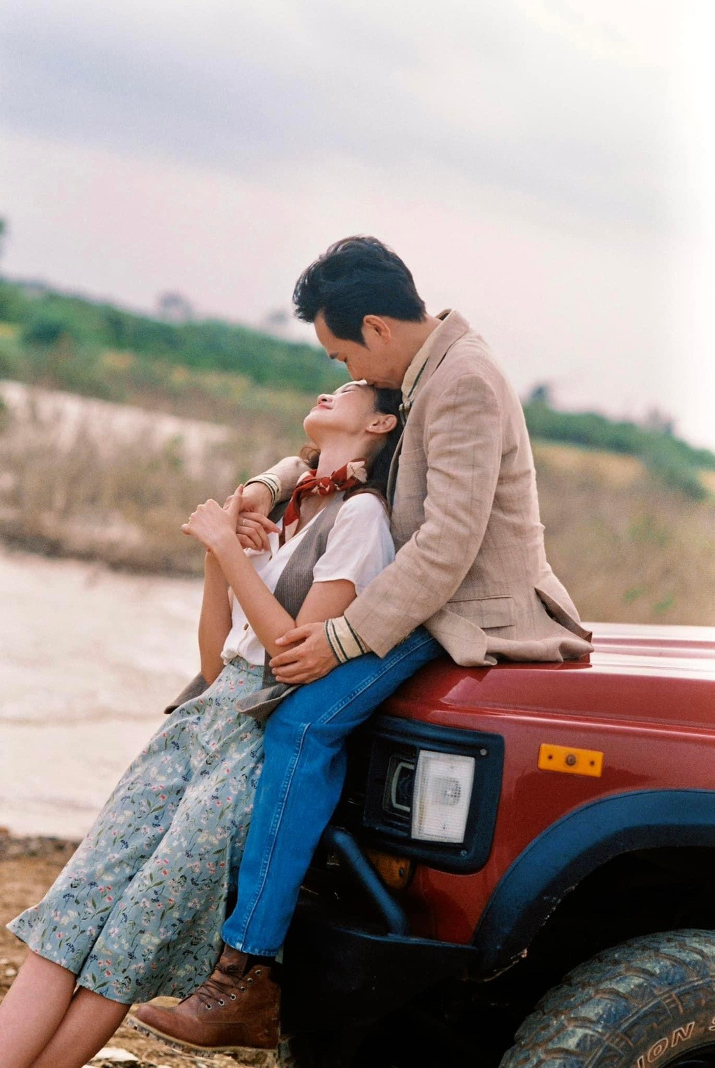 Trên mạng xã hội, thông tin lập tức thu hút sự chú ý của cộng đồng mạng. Cặp đôi nhận lời chúc phúc từ người thân, bạn bè và khán giả. Nam diễn viên cho biết đã cầu hôn bạn gái cách đây vài tháng. 