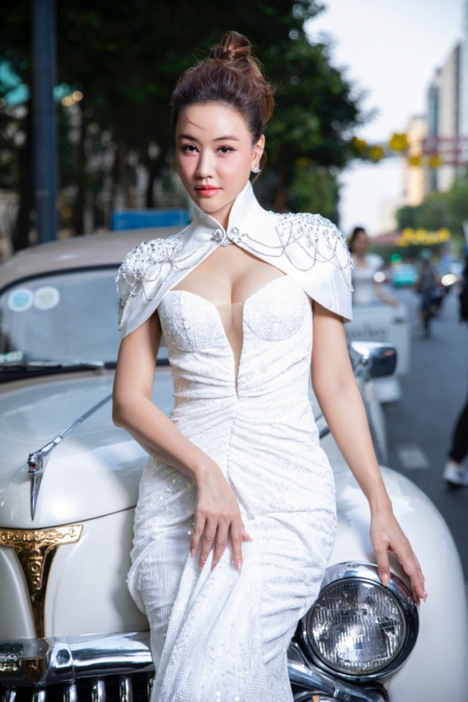 Thời gian gần đây, Maya khá chăm chỉ hoạt động nghệ thuật