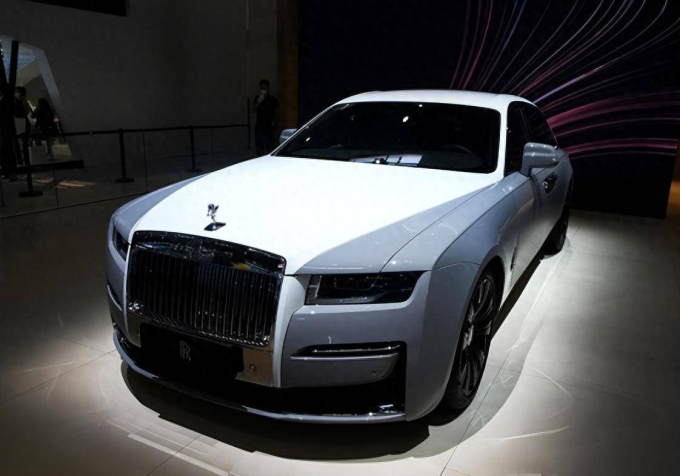 Triệu Lệ Dĩnh tặng bố siêu xe Rolls - Royce