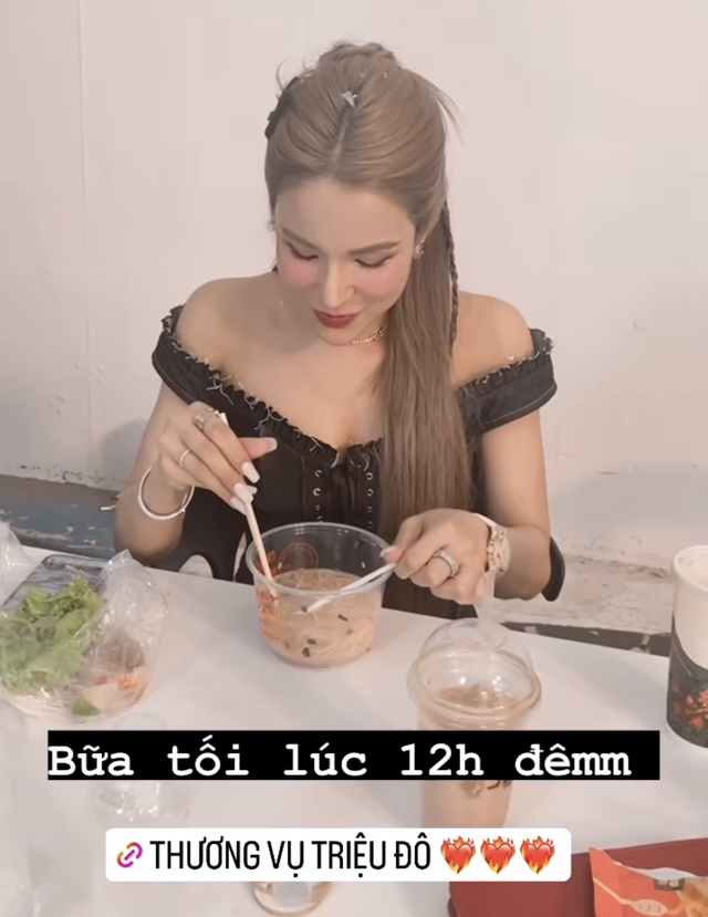 Diệp Lâm Anh chia sẻ hình ảnh ăn bữa tối lúc 12 giờ đêm sau khi livestream liên tục trong nhiều tiếng đồng hồ
