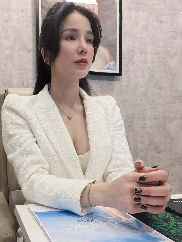 Người đẹp 8x từng khóc tới sưng mắt trong suốt quãng thời gian khó khăn, gặp biến cố hôn nhân