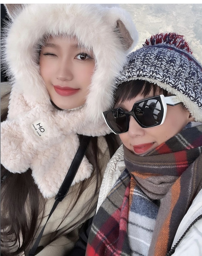 Dù lên chức bà ngoại nhưng mẹ Doãn Hải My vẫn vô cùng trẻ trung, xinh đẹp