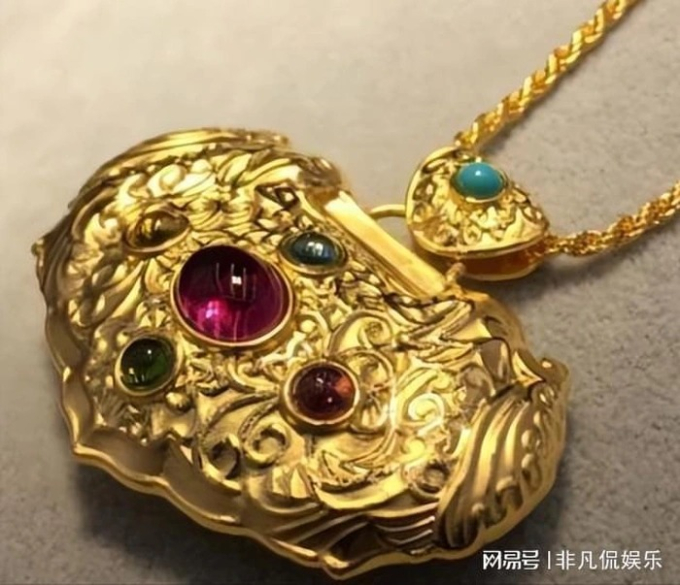 Triệu Lệ Dĩnh tặng vàng cho Tạ Na