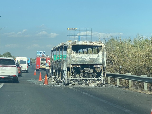 Vụ cháy đã thiêu rụi hoàn toàn xe khách, rất may không ai bị thương