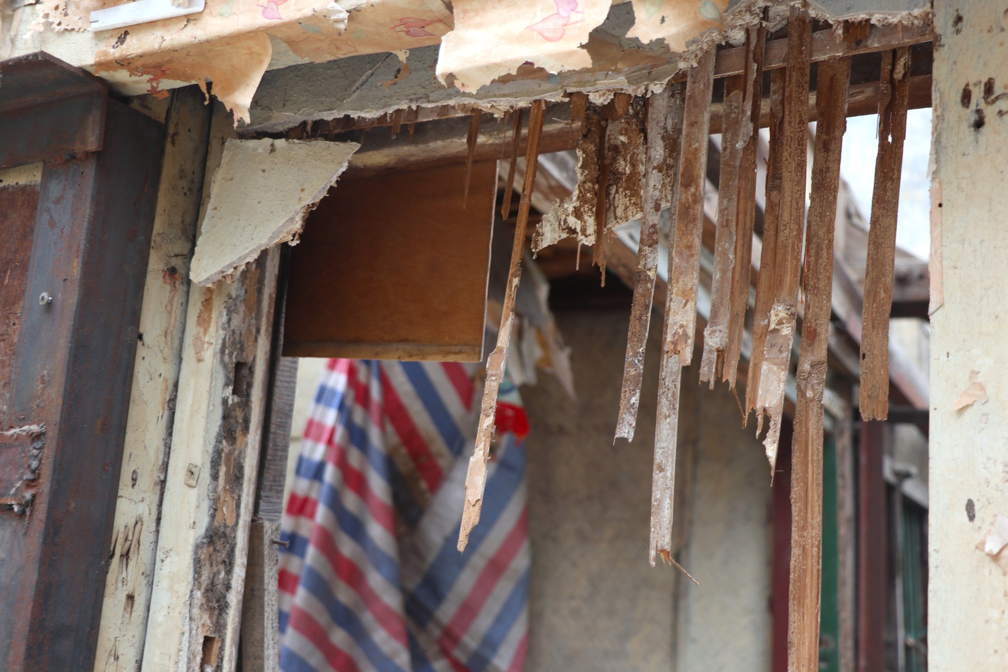 Có tất cả 7 ngôi nhà gần nhau, đều có kiến trúc giống hệt với 2 tầng mái ngói, chia thành 24 gian, chủ yếu bằng gỗ. Già nửa thế kỷ trôi qua, nơi đây hiện đã biến dạng kiến trúc, ọp ẹp.