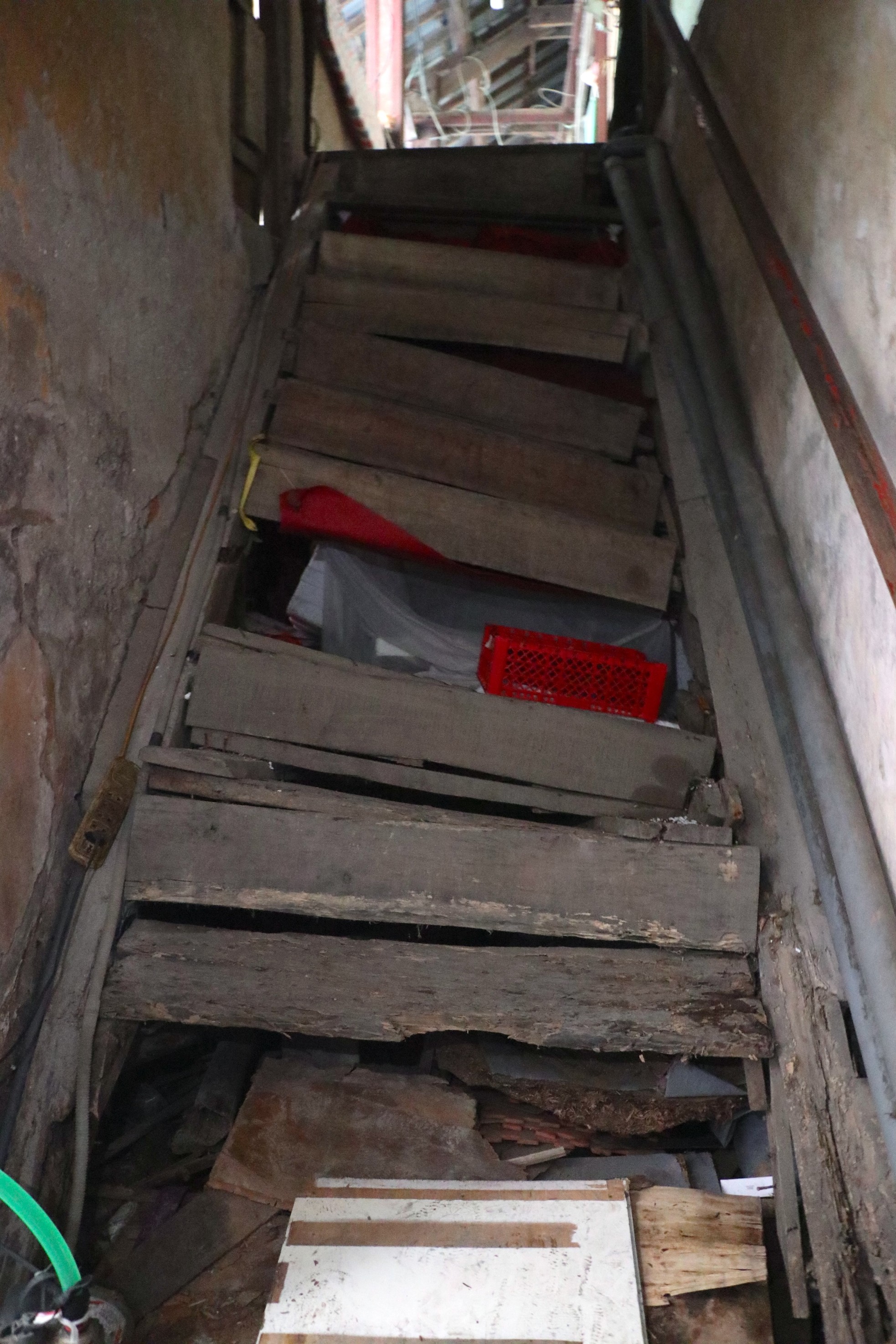 Cầu thang gỗ ọp ẹp dù được gia cố thêm sắt nhưng cũng không gánh nổi sự xuống cấp theo thời gian.