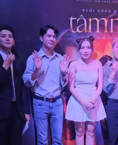 Dù gặp nhau giữa sự kiện nhưng cả hai giữ khoảng cách