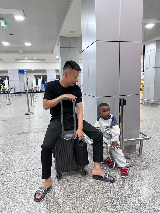 Hai chú cháu trong thời gian chờ đợi