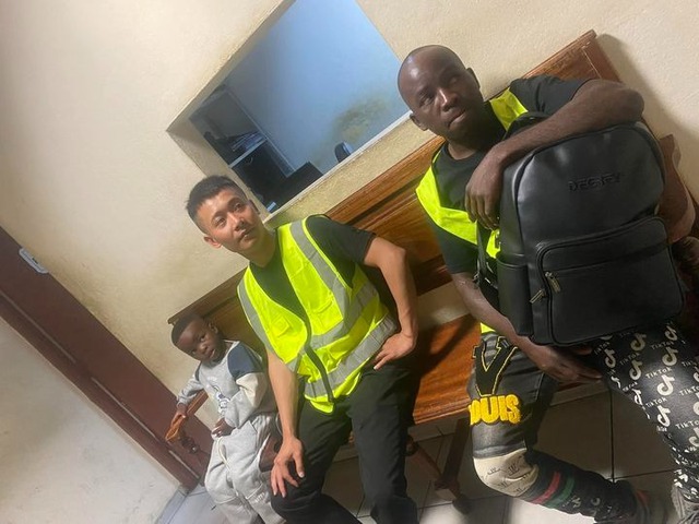 Quang Linh cùng với bố con Lôi con bị an ninh sân bay giữ lại