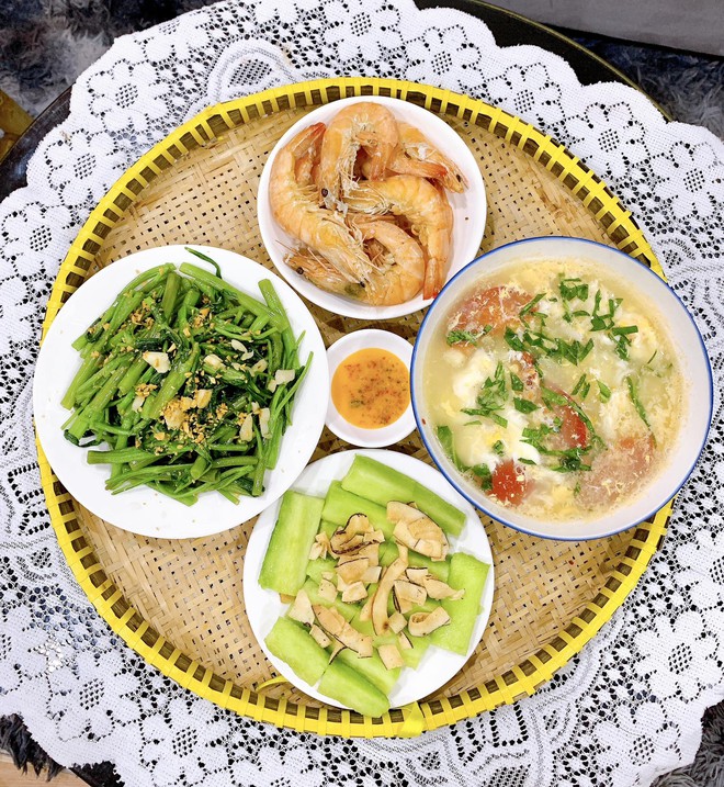 Bữa nào cũng đầy đủ các món, đủ dinh dưỡng cho mẹ bỉm