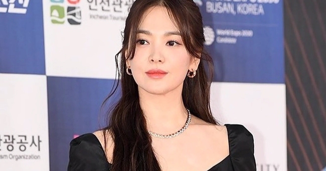Song Hye Kyo chống nắng từ bên trong, dưỡng da trắng mịn nhờ nước ép cà rốt. (Ảnh: Internet)