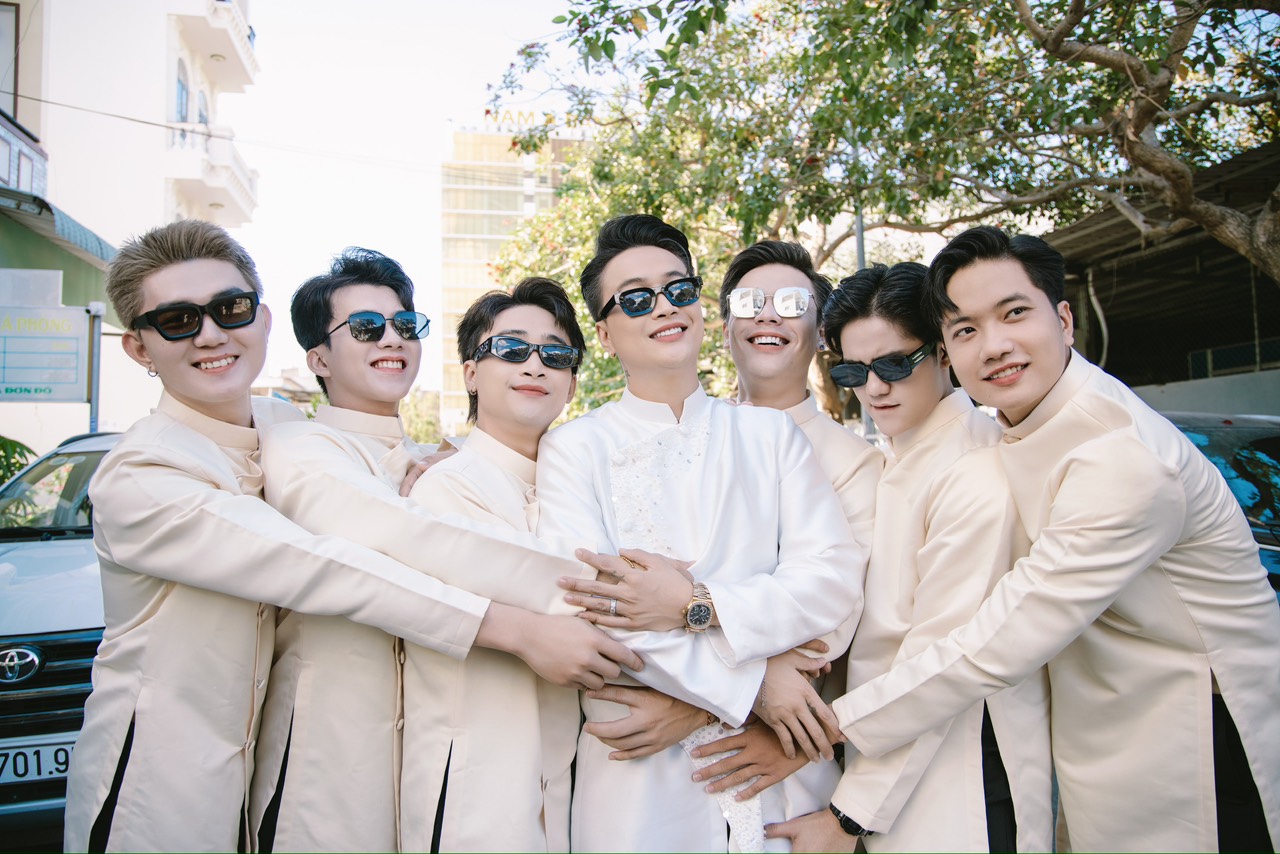 Dàn bê tráp nam bao gồm em trai, đồng nghiệp và bạn bè thân thiết của nam ca sĩ