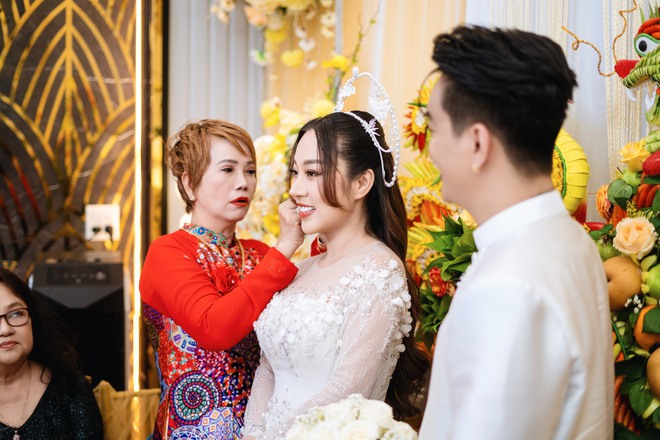 Nhung Babie nhận 1 bộ nữ trang hột xoàn bao gồm dây chuyền, lắc tay và đôi bông