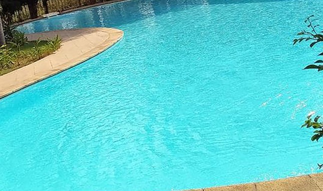 Công an phường Mũi Né đã xác minh vụ việc một cháu bé 5 tuổi tử vong do rơi xuống hồ bơi.