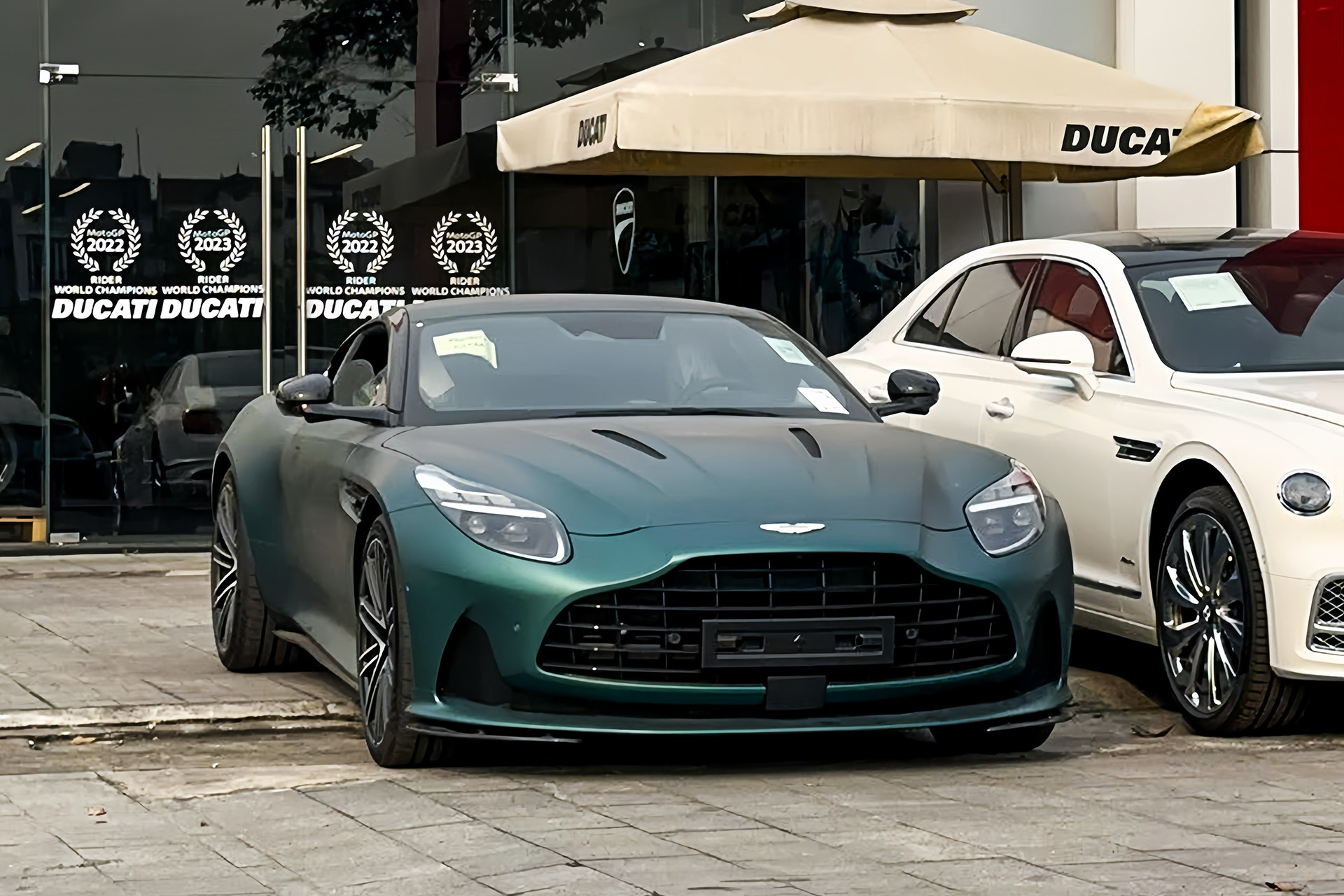 Aston Martin DB12 xuất hiện tại Hà Nội. Ảnh: Hưng Phan