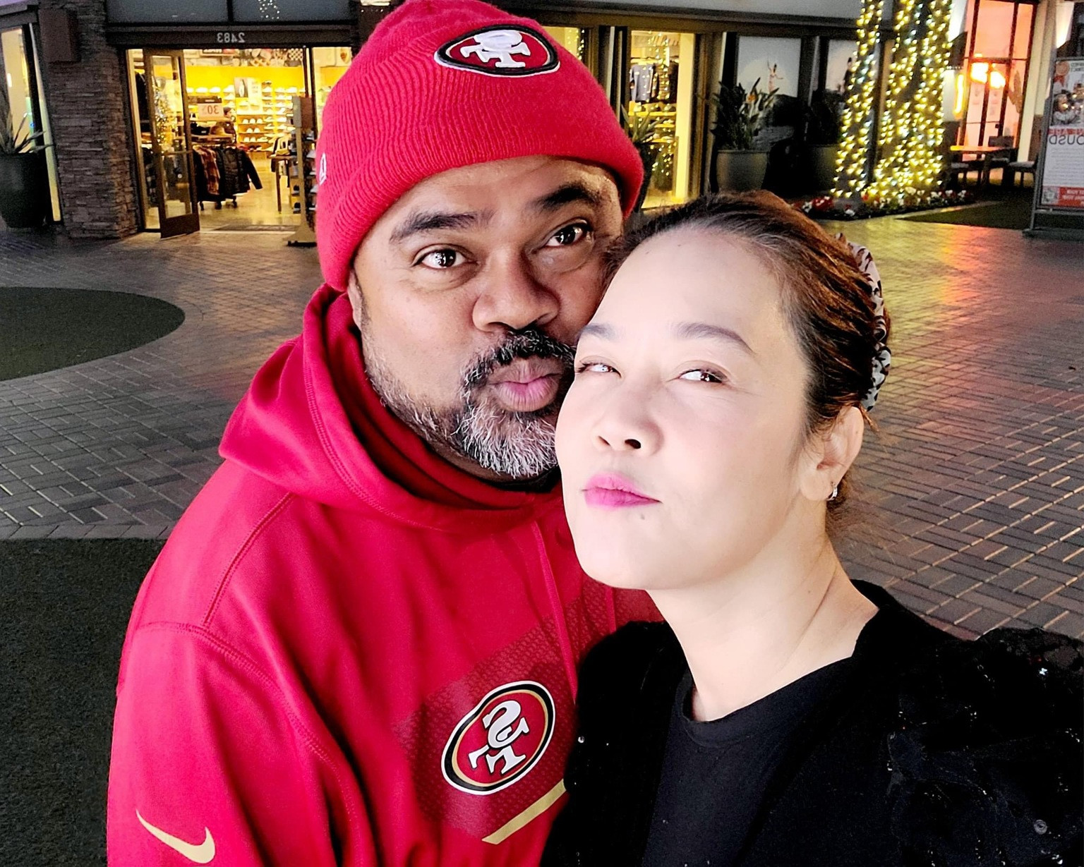 Việc kết hôn ở độ tuổi ngoài 50 cho thấy vợ chồng anh không chỉ yêu mà còn thuộc về nhau. Anh tin kết hôn là thủ tục cần thiết, vừa hợp thức hóa về mặt pháp luật vừa để các con chứng kiến tình yêu và sự trân trọng của bố mẹ dành cho nhau. 