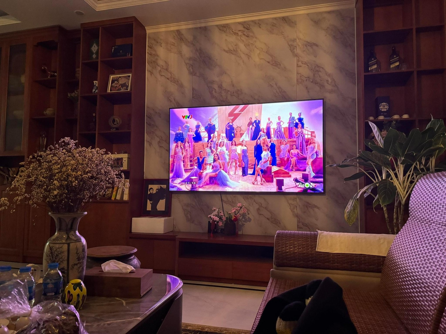 Bên trong phòng khách được thiết kế đơn giản nhưng hiện đại, sang trọng và ấm cúng. Đây là không gian sinh hoạt chung của gia đình mỗi khi rảnh rỗi. Vợ chồng Thu Phương thống nhất tổ chức đám cưới cuối năm 2023 song lại hoãn vì ca sĩ tham gia ghi hình 'Chị đẹp đạp gió rẽ sóng'. 