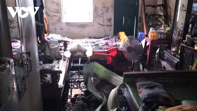 Nhiều đồ đạc trong ngôi nhà bị thiêu rụi trong đám cháy.