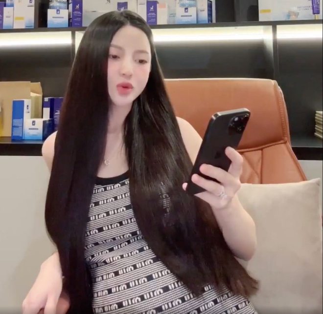 Chu Thanh Huyền vác bụng bầu livestream chốt đơn