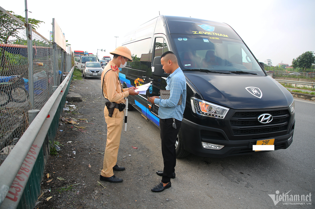 CSGT kiểm tra xe chở khách. Ảnh: Đình Hiếu 