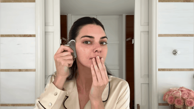 Lăn mặt với đá guasha là bước chăm sóc không thể thiếu trong quy trình dưỡng da buổi sáng của Kendall.