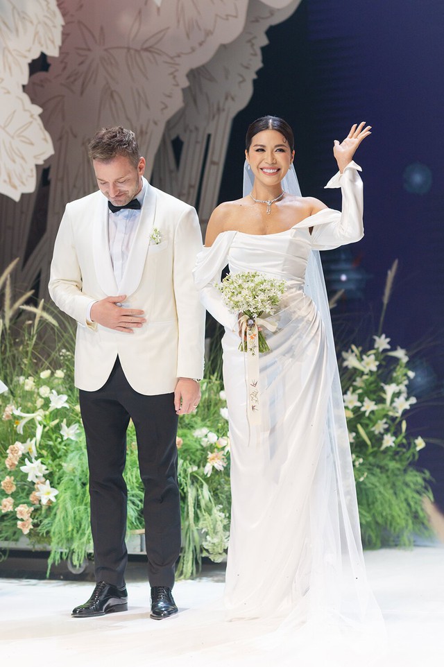 Với Minh Tú, ông xã là người thấu hiểu mình và cô hạnh phúc khi trở thành vợ của Chris