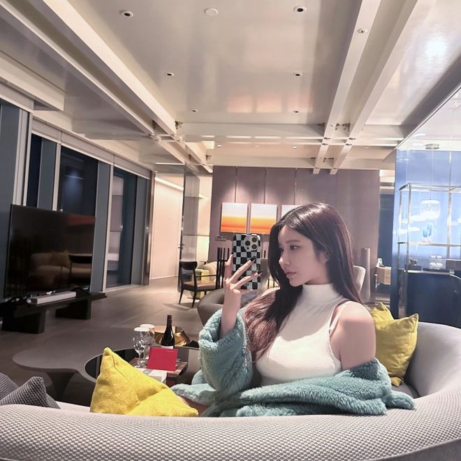 Instagram của cô nàng thường xuyên đăng tải những bức ảnh gợi cảm và check-in cuộc sống sang trọng