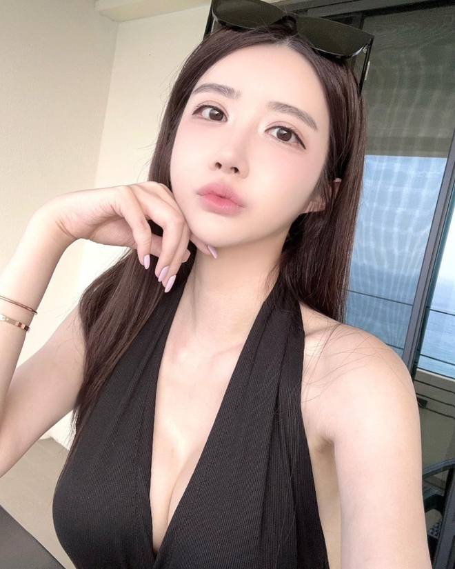 Nhan sắc không chê vào đâu được của hot girl