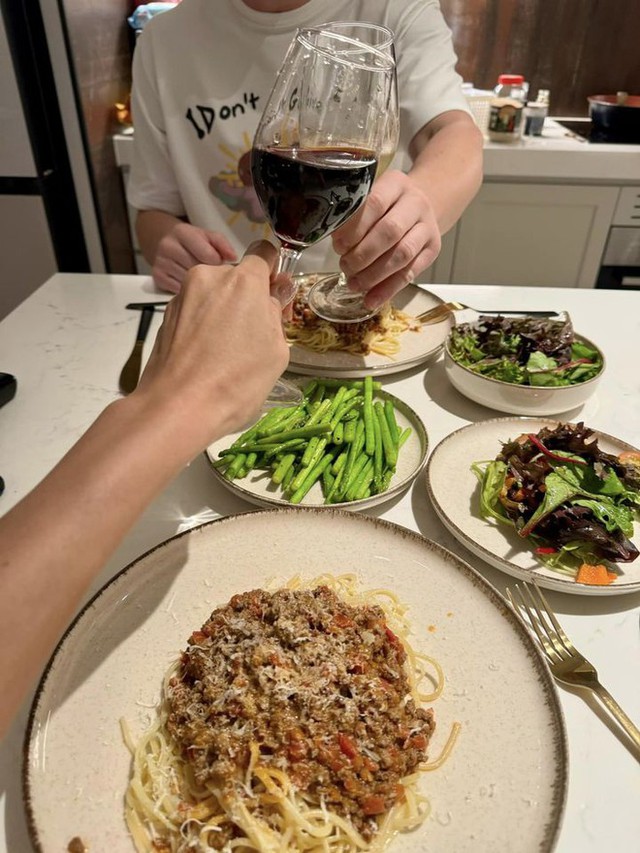 Trước đó, nữ siêu mẫu cũng đăng ảnh ăn tối cùng chồng nhưng cư dân mạng lại bàn tán chi tiết Chris không đeo nhẫn cưới sau khi kết hôn