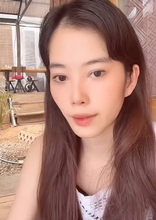 Nam Em livestream cho biết cô và chị gái vẫn yêu thương, mối quan hệ giữa cả hai vẫn bình thường