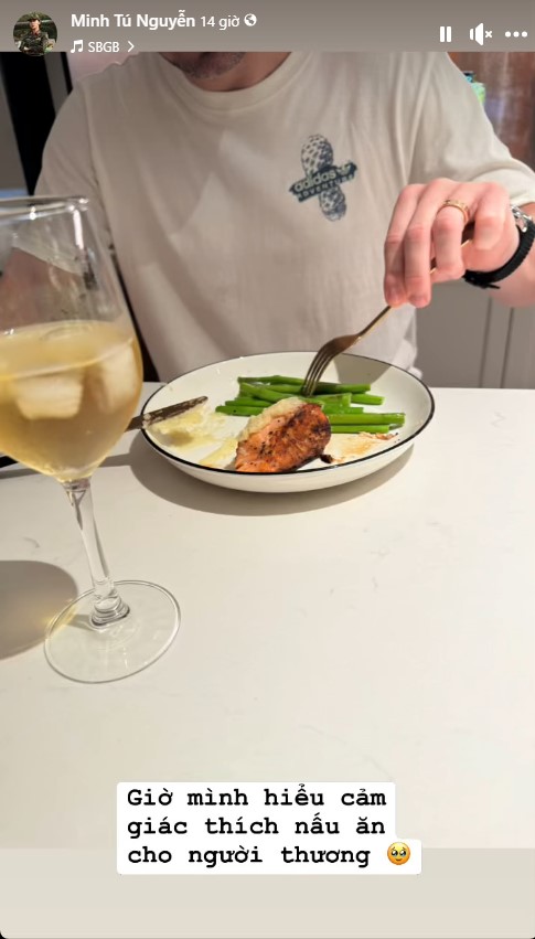 Minh Tú đăng ảnh ông xã đeo chiếc nhẫn vàng ở ngón áp út như động thái đầy ẩn ý sau khi bị soi trong bài đăng trước