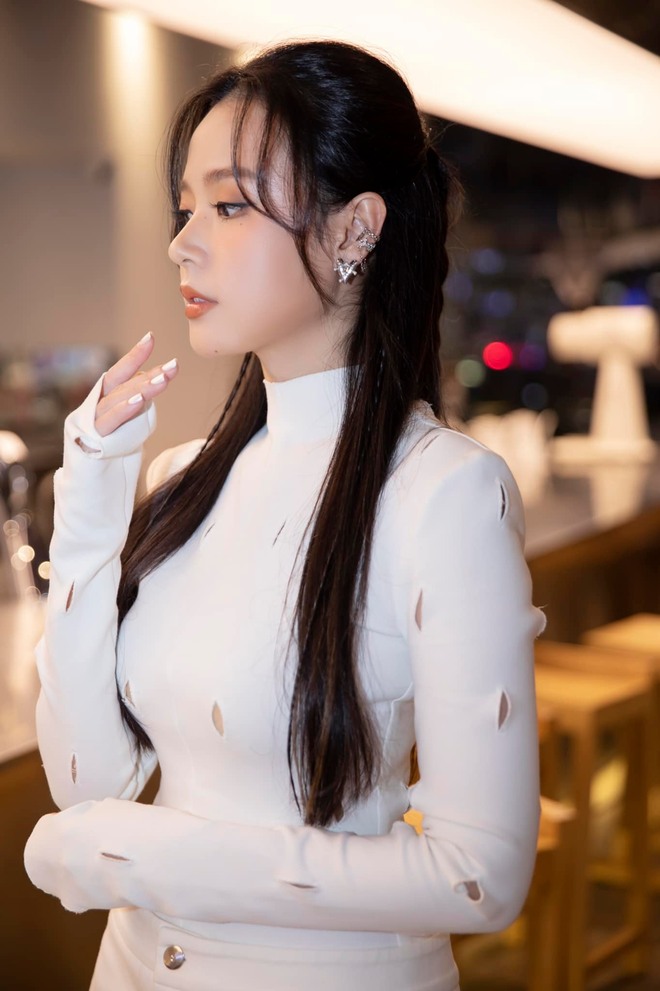 Động thái lạ của Midu khiến cư dân mạng càng thêm nghi vấn mối quan hệ giữa cô và Minh Đạt