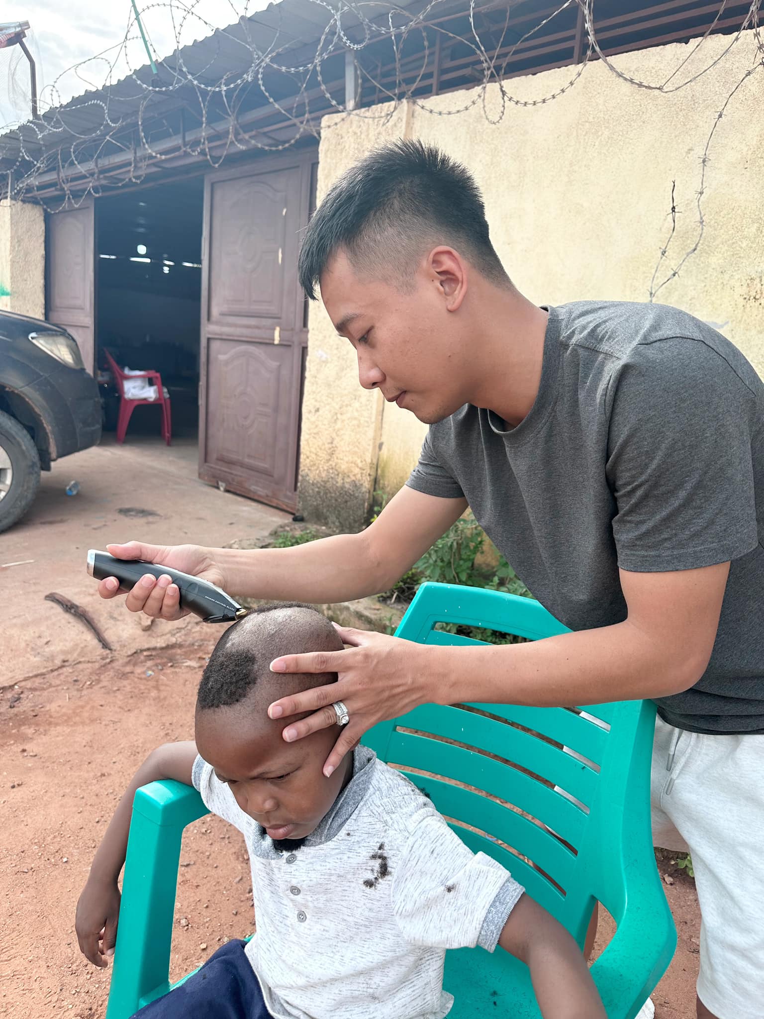 Quang Linh cạo tóc cho Lôi con vì cậu bé bị nấm