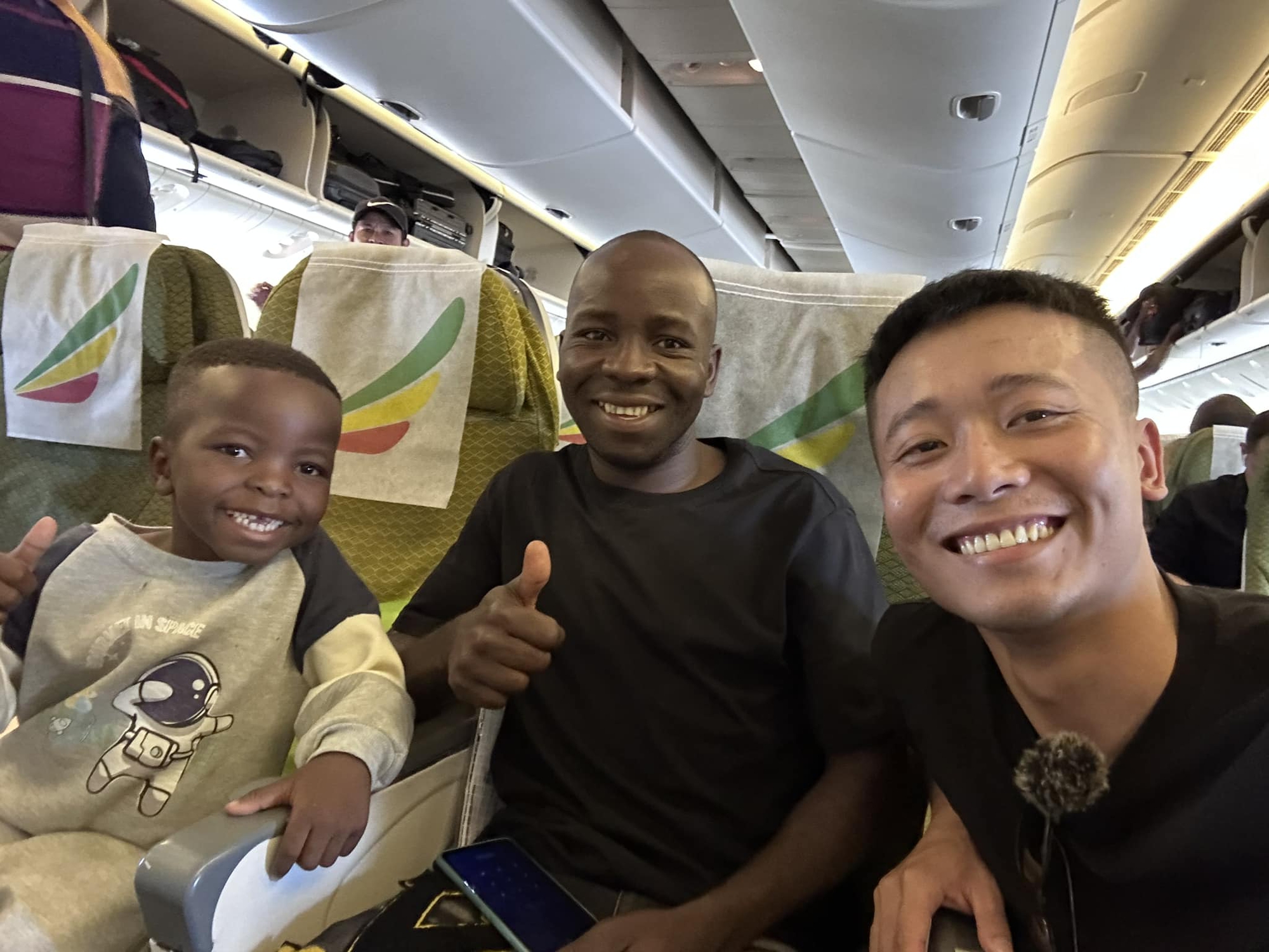 Quang Linh Vlogs và bố con Lôi trên chuyến bay về Việt Nam