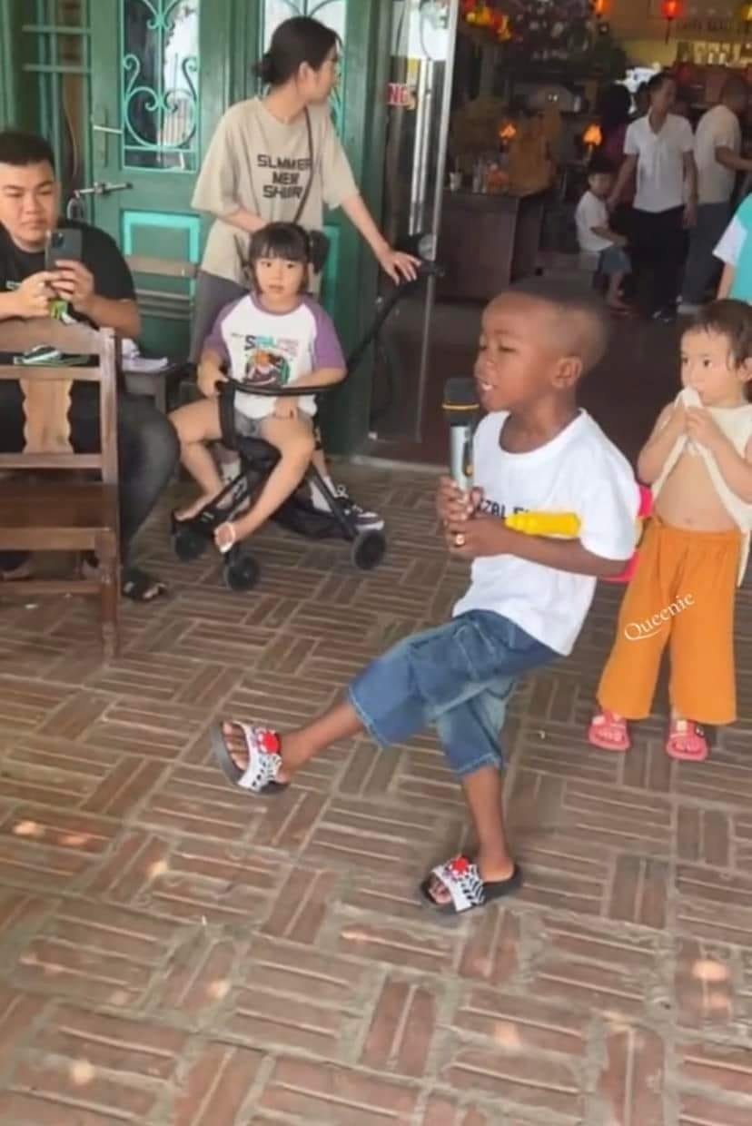 Cậu bé tự tin diễn văn nghệ mọi lúc mọi nơi