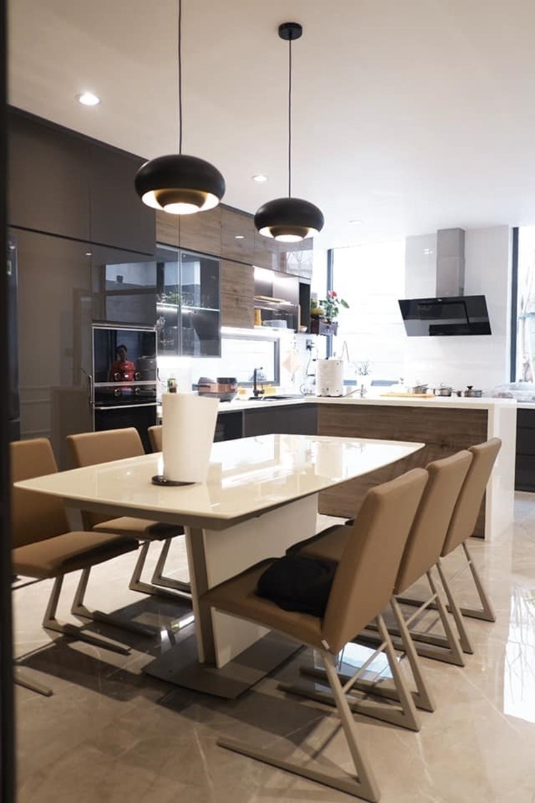 Căn nhà được thiết kế chủ yếu với tông màu đen, trắng và nâu be