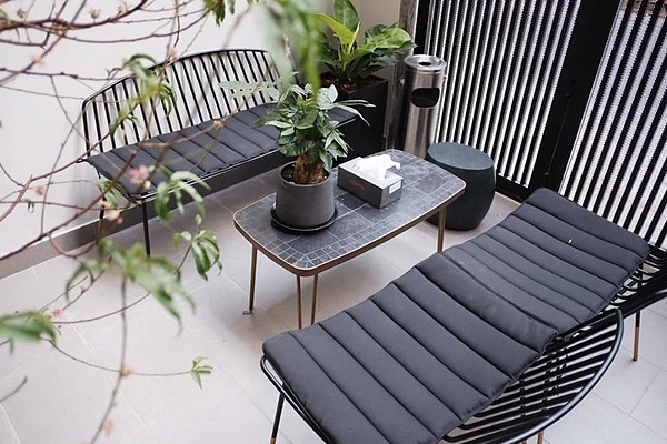 Trước sân nhà được đặt một bộ bàn ghế để mọi người thưởng trà, trò chuyện