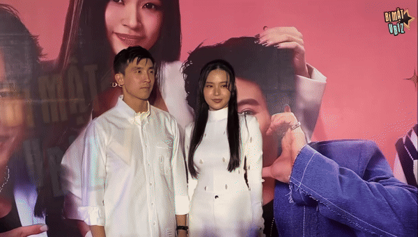 Cả hai chỉ chụp ảnh tầm hơn 1 phút sau đó bước xuống thảm đỏ chứ không có cử chỉ thân mật