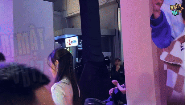 Doanh nhân Minh Đạt nhiều lần đưa mắt tìm kiếm Midu. Khi nữ diễn viên đi giao lưu với bạn thì anh quan sát ở 1 góc