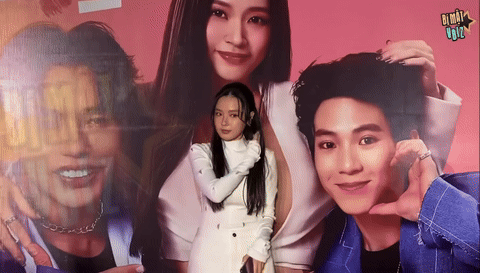 Sau đó không lâu, doanh nhân Minh Đạt diện áo sơ mi trắng bước lên thảm đỏ cùng Midu