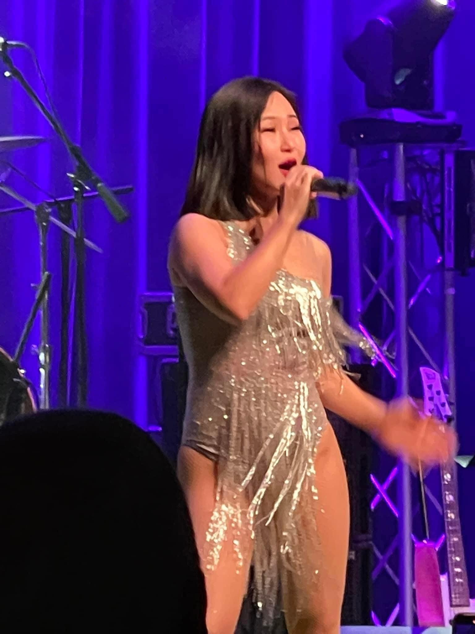 Hương Tràm gợi cảm hơn khi đứng trên sân khấu