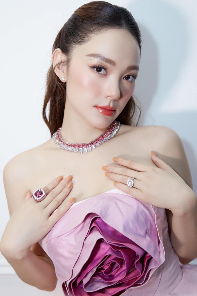 Thời điểm mới tham gia showbiz Việt, Minh Hằng là thành viên của nhóm nhạc nữ 2 thành viên có tên Pha Lê