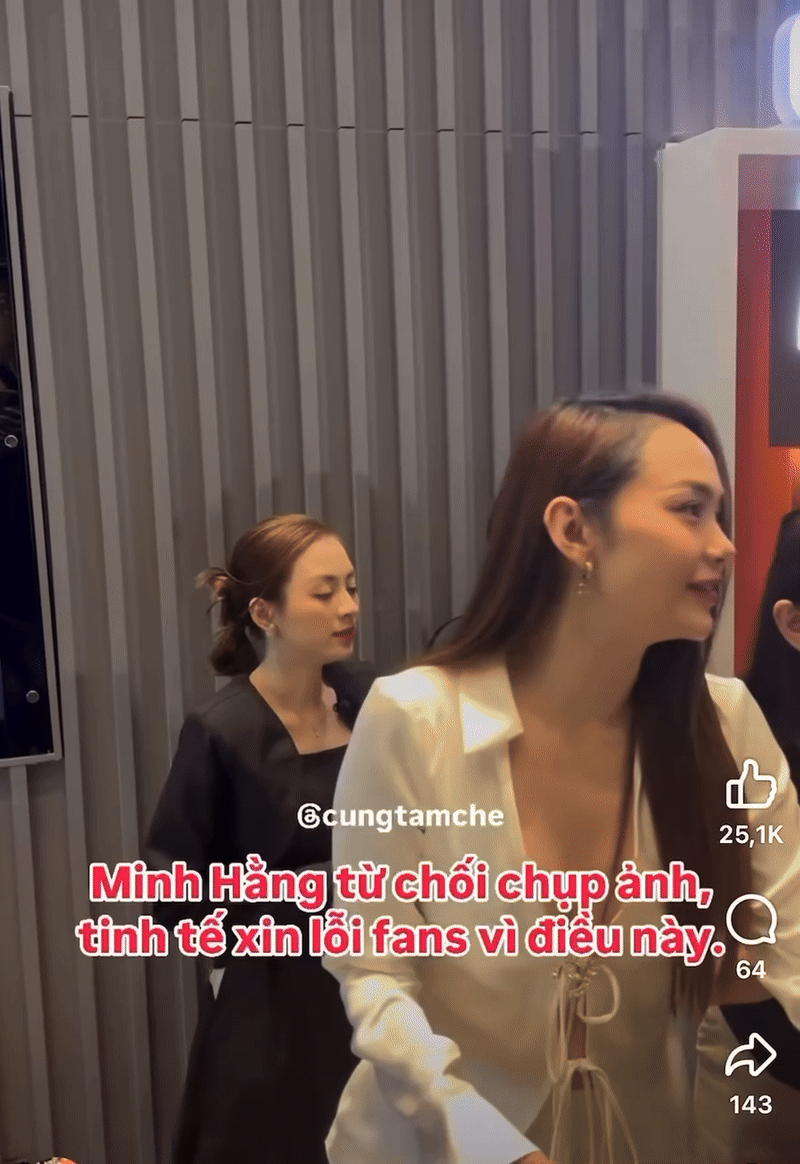 Nữ diễn viên sinh năm 1987 khéo léo từ chối khi fan ngỏ ý chụp hình cùng cô