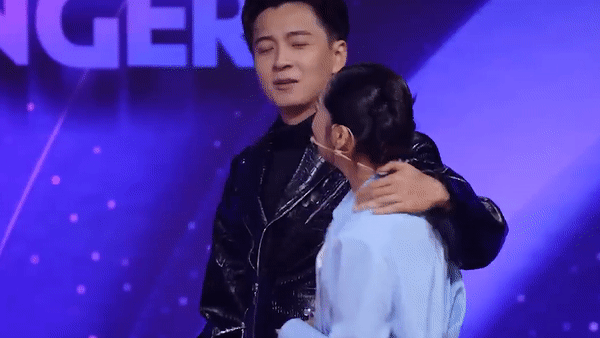 Ngô Kiến Huy phải động viên khi thấy Bảo Anh không kiềm chế được cảm xúc