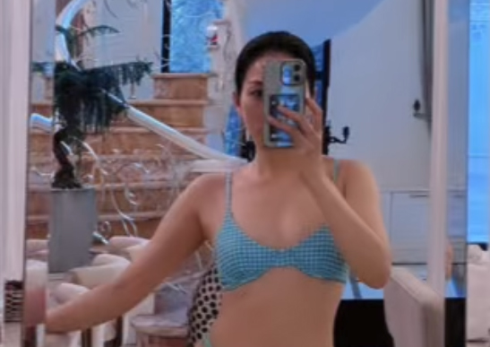 Lệ Quyên check-in trước gương khi đang diện bikini sexy quá mức (hình ảnh đã được hạn chế những chi tiết nhạy cảm)