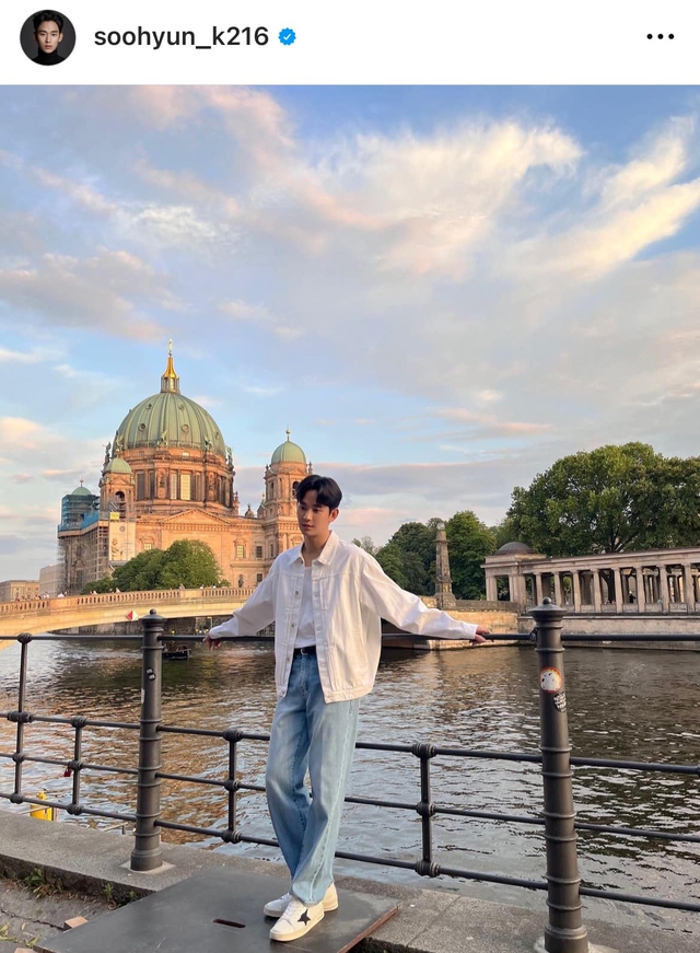 Đến sáng 24//4, Kim Soo Hyun cũng đăng khoảnh khắc 