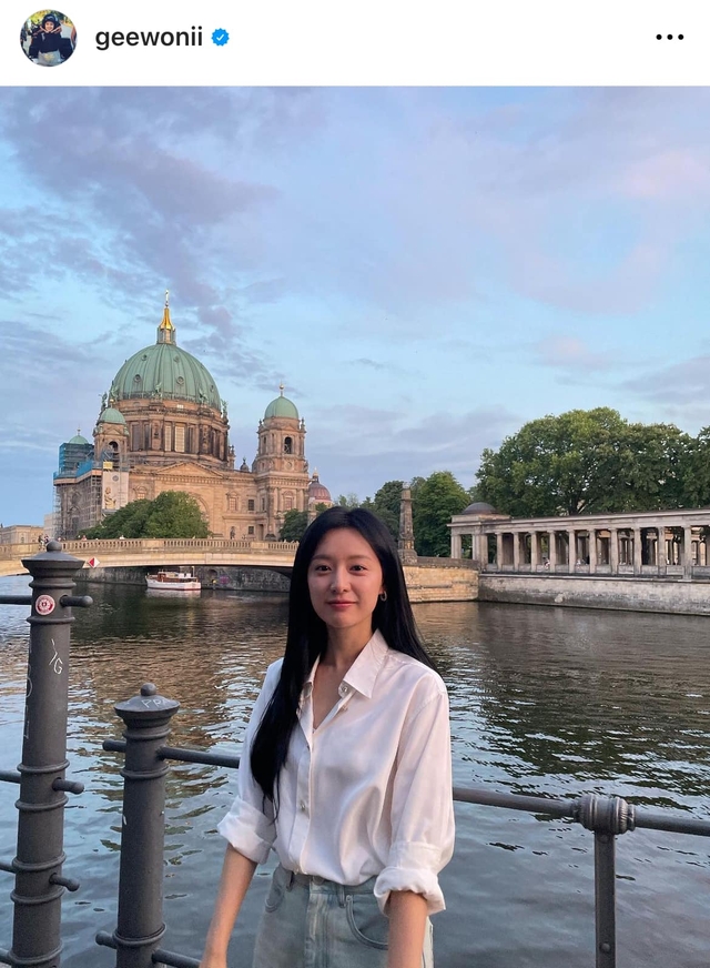 Cách đây 1 tuần, Kim Ji Won đăng ảnh chụp trước 1 tòa lâu đài tráng lệ...