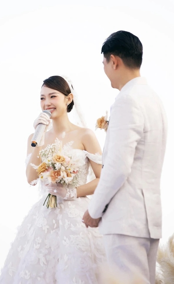 Minh Hằng còn tiết lộ sau khi làm đám cưới, sinh con đầu lòng cả hai mới đăng ký kết hôn