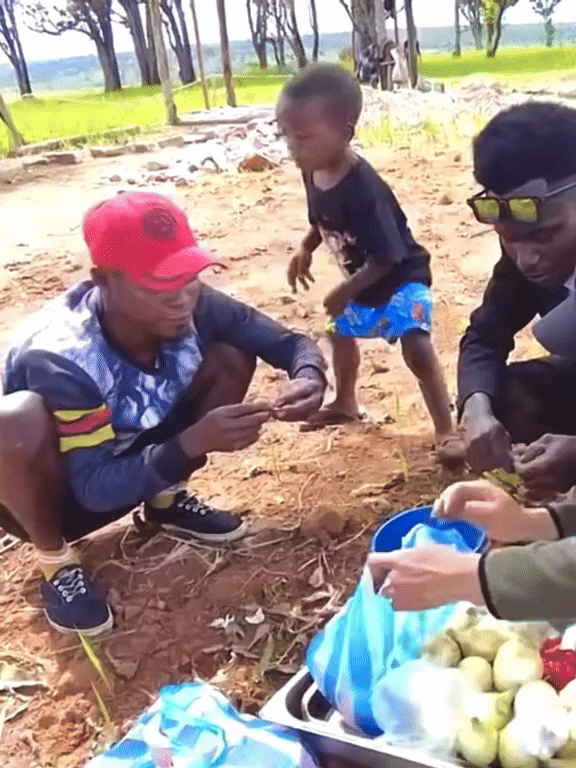 Cậu bé phụ giúp Quang Linh những việc lặt vặt