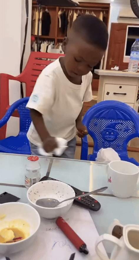 Lôi con cũng tự giác lau bàn sau khi ăn xong